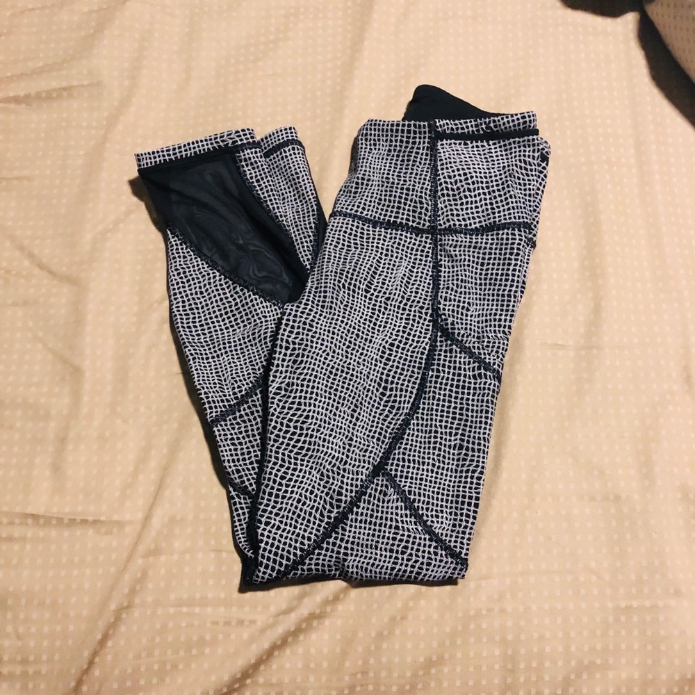 Lululemon black and white crop/Capri